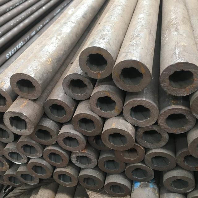 材質(zhì)：SA-210C規(guī)格：63.5×7.5 4根一排，鱗片寬度12.7mm厚度6mm管排總長(zhǎng)度12米，內(nèi)螺紋8個(gè)頭） 管材需正偏差，帶500米密封
